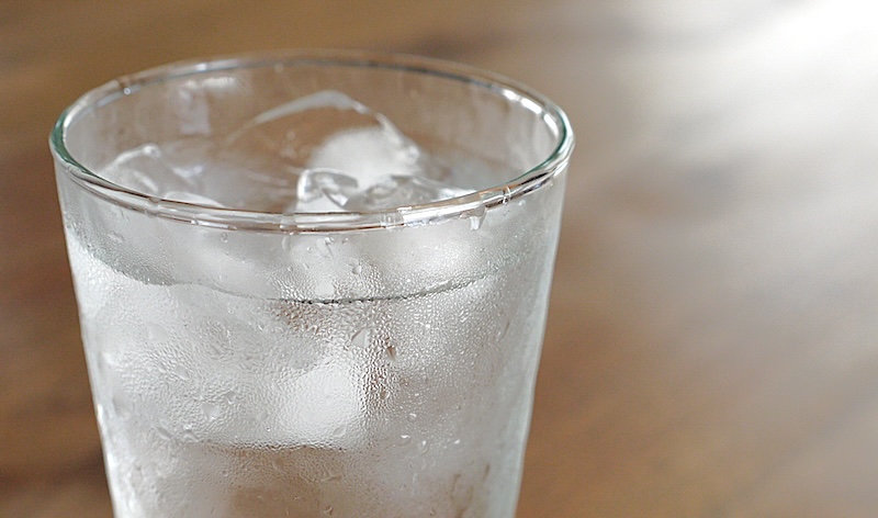 ドレン水は、冷たいドリンクの入ったグラスにつく水滴のよう