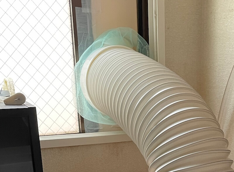スポットクーラーの排熱ダクト 虫を入れないためにネットをつけた