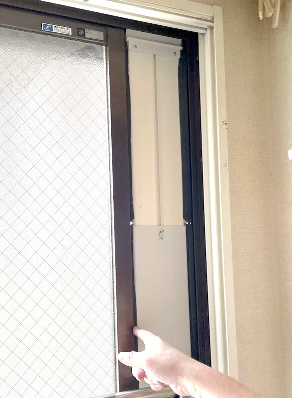 スポットクーラーの窓パネル 隙間テープを貼ってある