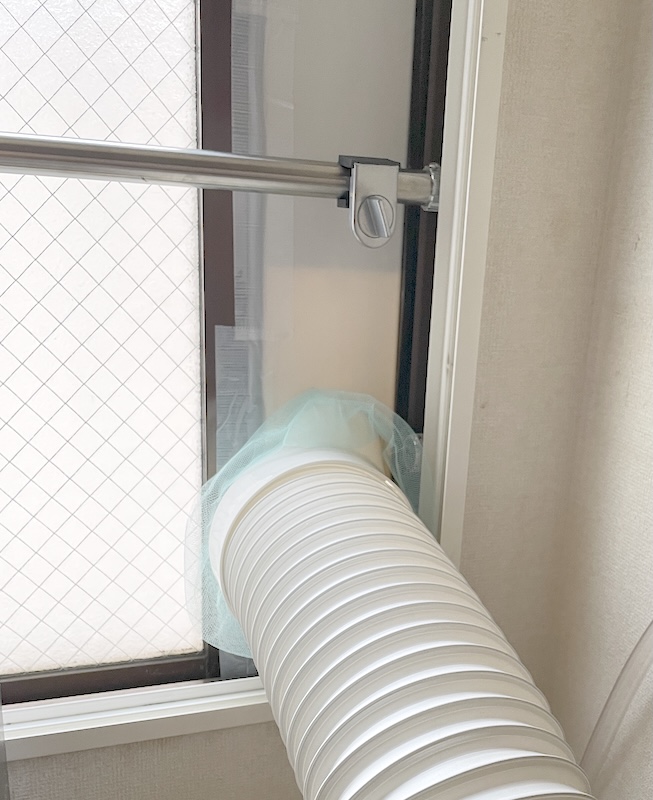 スポットクーラーの窓パネル 養生テープで隙間を塞いだ