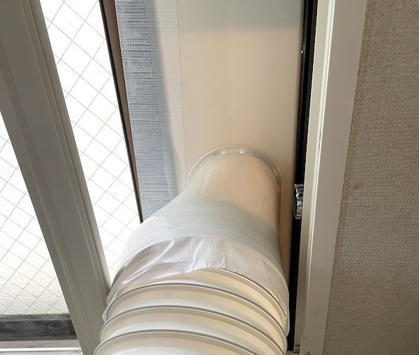 スポットクーラーの窓パネル　すき間を養生テープで塞ぐ